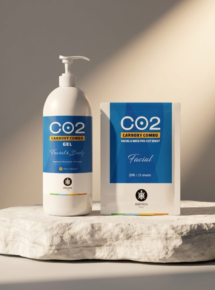 Duo de produits CO2 Carboxy Combo Ribeskin : gel pompe facial et corporel, et pochette de feuilles faciales, sur pierre.