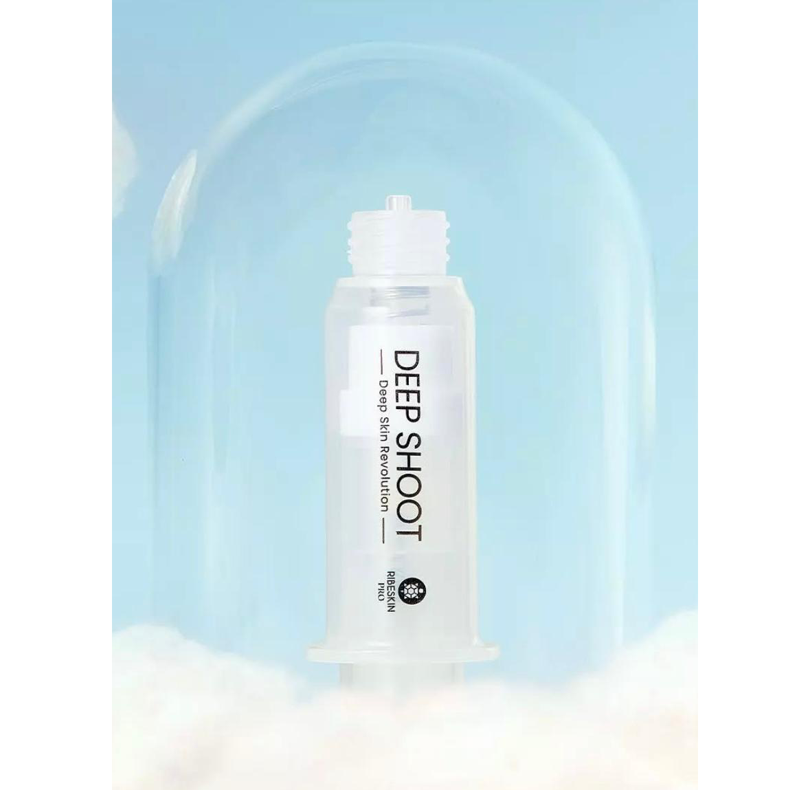 Flacon transparent Deep Shoot de Ribeskin Pro, soin révolution peau profonde, sur fond bleu ciel avec bulles légères.